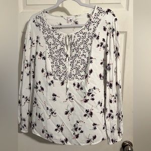Candie’s women’s long sleeve blouse. White and purple floral. (Xxl)